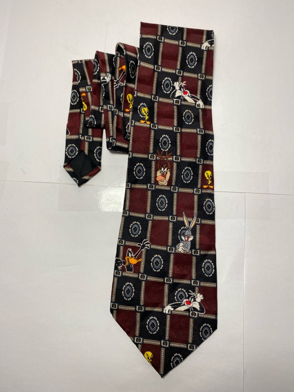 Vintage 1997 Looney Tunes Tie Six Flags Theme Parks 100% Silk Bugs Bunny Daffy